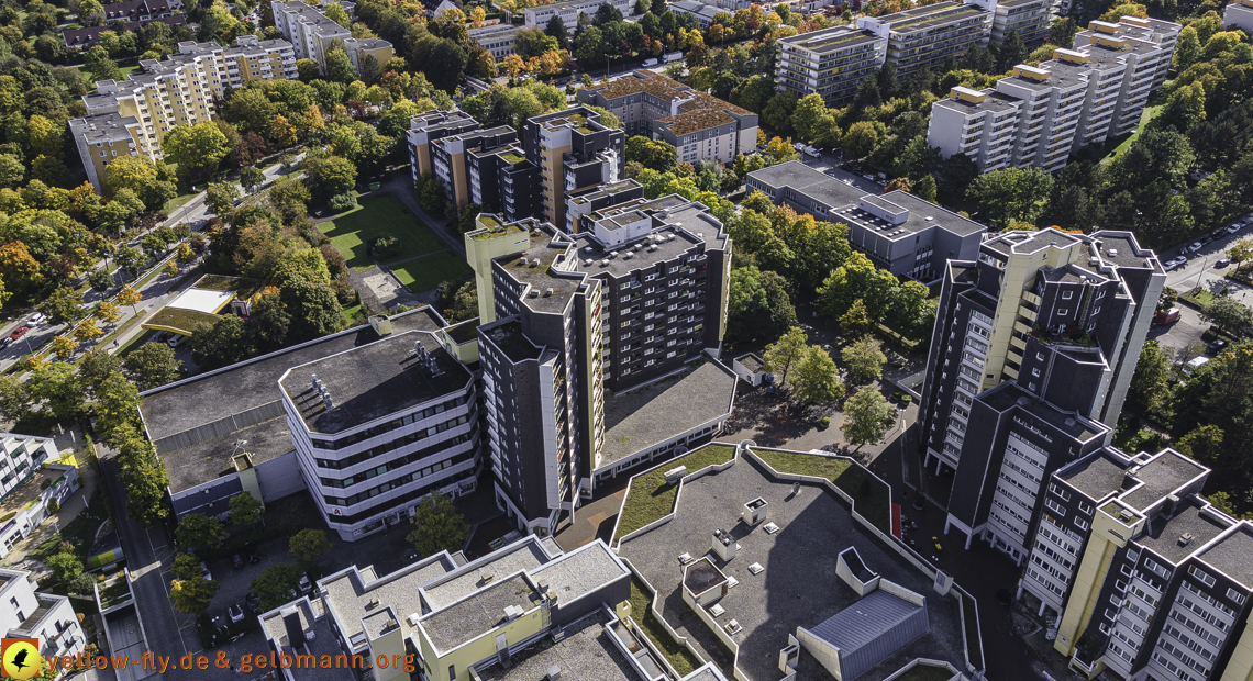 15.10.2021 - Marx-Zentrum, die kleinere Wohnanlage am Karl-Marx-Ring 52-62, Alexisquartier und Grundschule in Neuperlach