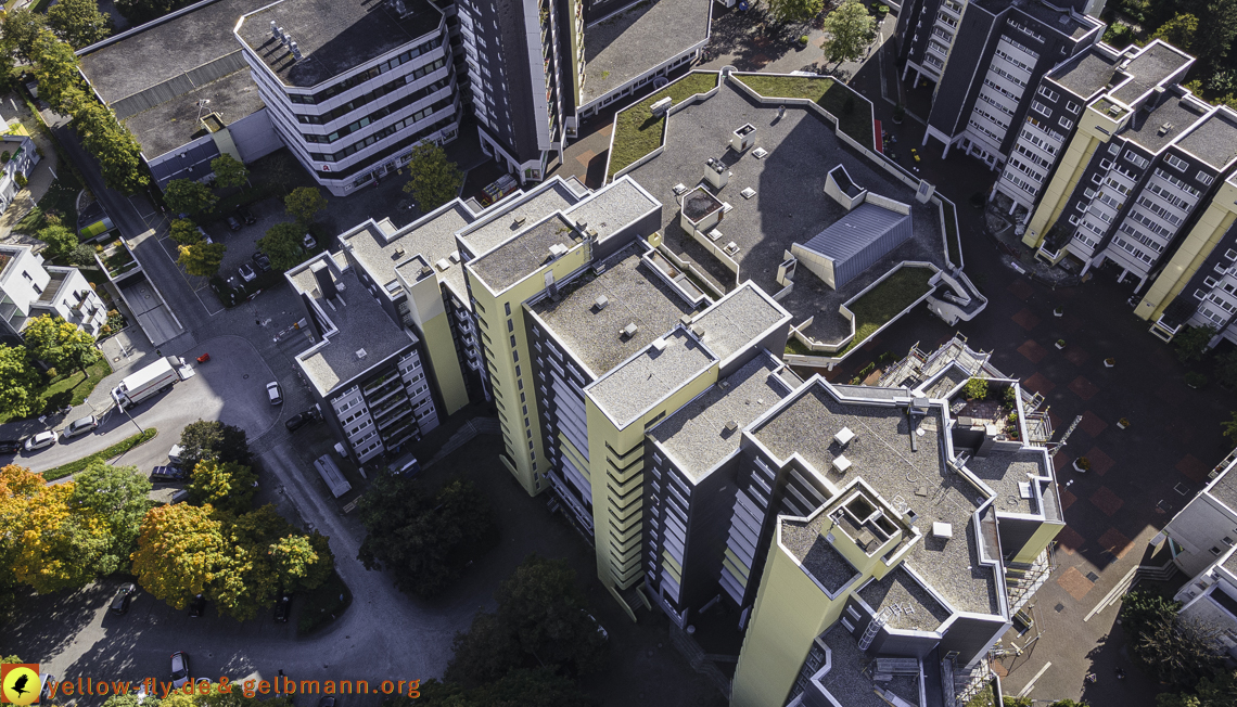 15.10.2021 - Marx-Zentrum, die kleinere Wohnanlage am Karl-Marx-Ring 52-62, Alexisquartier und Grundschule in Neuperlach