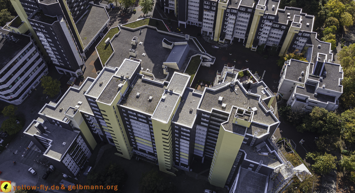 15.10.2021 - Marx-Zentrum, die kleinere Wohnanlage am Karl-Marx-Ring 52-62, Alexisquartier und Grundschule in Neuperlach