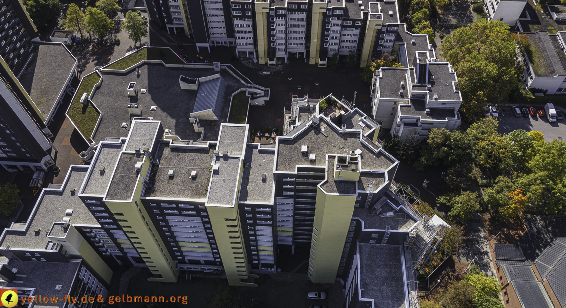 15.10.2021 - Marx-Zentrum, die kleinere Wohnanlage am Karl-Marx-Ring 52-62, Alexisquartier und Grundschule in Neuperlach