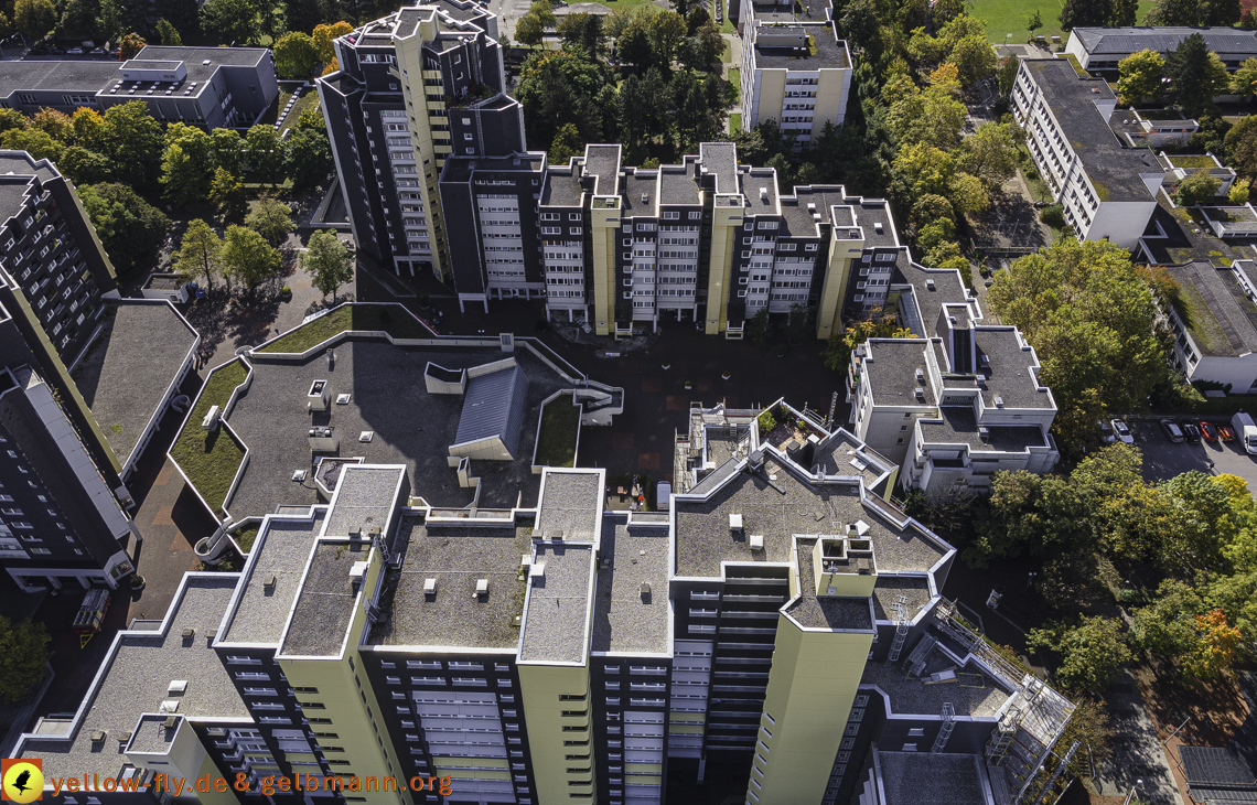 15.10.2021 - Marx-Zentrum, die kleinere Wohnanlage am Karl-Marx-Ring 52-62, Alexisquartier und Grundschule in Neuperlach