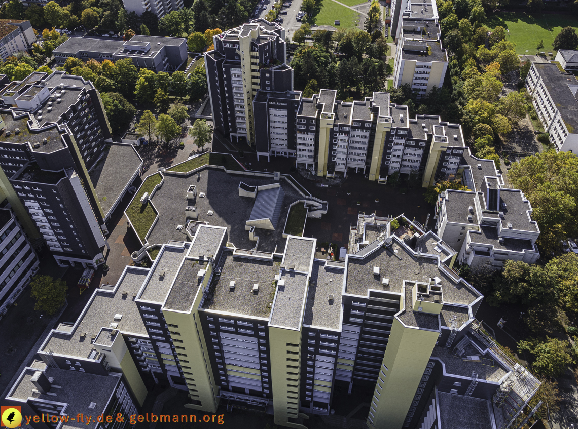 15.10.2021 - Marx-Zentrum, die kleinere Wohnanlage am Karl-Marx-Ring 52-62, Alexisquartier und Grundschule in Neuperlach