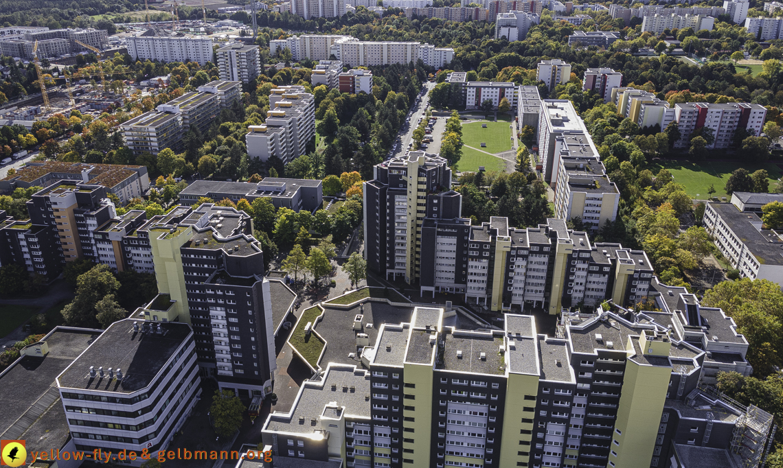 15.10.2021 - Marx-Zentrum, die kleinere Wohnanlage am Karl-Marx-Ring 52-62, Alexisquartier und Grundschule in Neuperlach