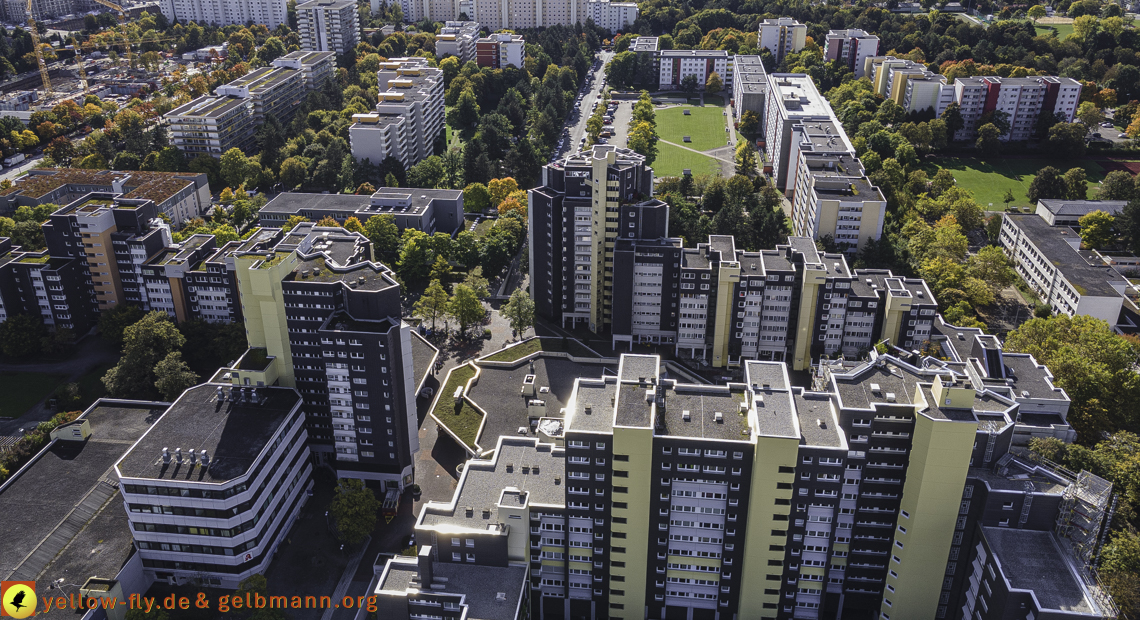 15.10.2021 - Marx-Zentrum, die kleinere Wohnanlage am Karl-Marx-Ring 52-62, Alexisquartier und Grundschule in Neuperlach