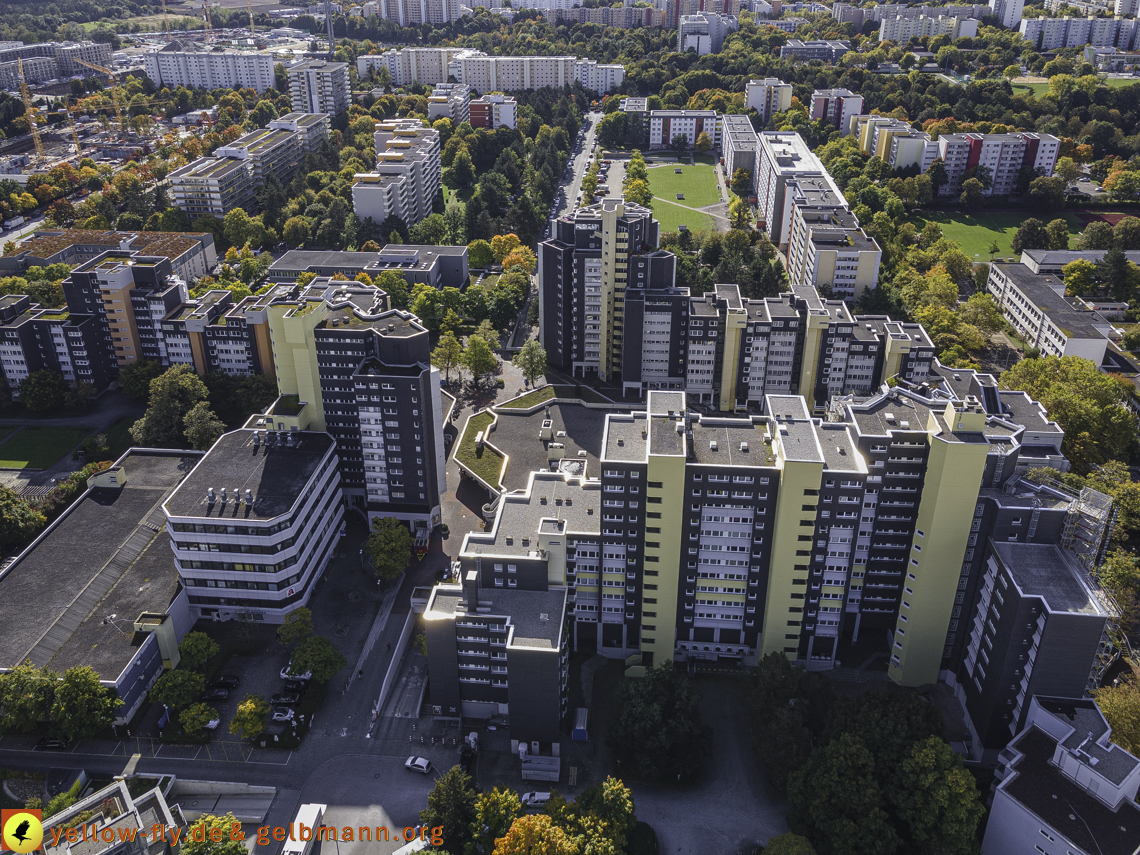 15.10.2021 - Marx-Zentrum, die kleinere Wohnanlage am Karl-Marx-Ring 52-62, Alexisquartier und Grundschule in Neuperlach
