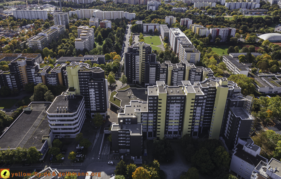 15.10.2021 - Marx-Zentrum, die kleinere Wohnanlage am Karl-Marx-Ring 52-62, Alexisquartier und Grundschule in Neuperlach
