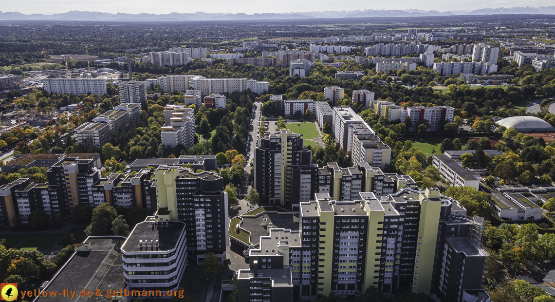 15.10.2021 - Marx-Zentrum, die kleinere Wohnanlage am Karl-Marx-Ring 52-62, Alexisquartier und Grundschule in Neuperlach