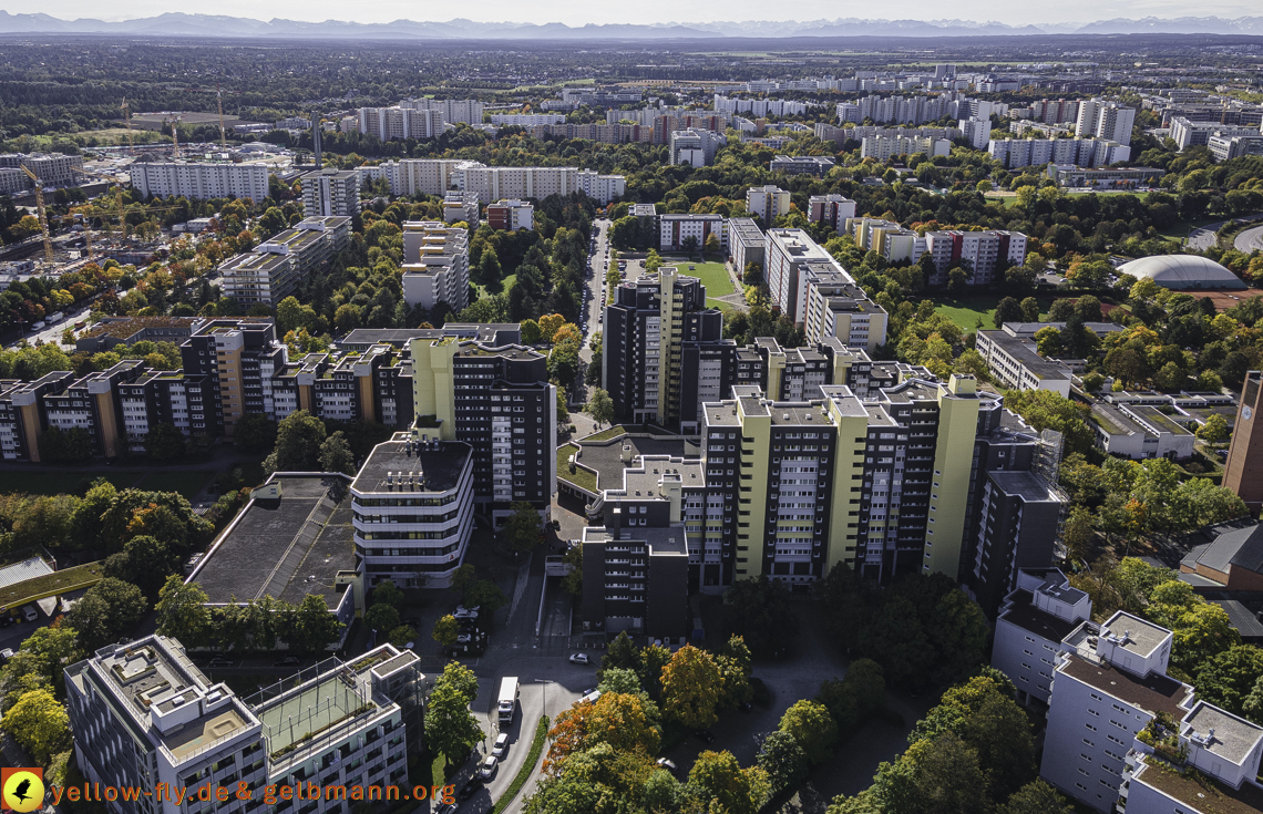 15.10.2021 - Marx-Zentrum, die kleinere Wohnanlage am Karl-Marx-Ring 52-62, Alexisquartier und Grundschule in Neuperlach