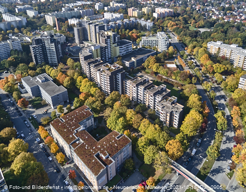 18.10.2021 - Marx-Zentrum, Studentenwohnheim und Wohnanlage Karl-Marx-Ring 52-62 und KMR 53-57c
