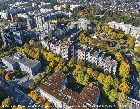 18.10.2021 - Marx-Zentrum, Studentenwohnheim und Wohnanlage Karl-Marx-Ring 52-62 und KMR 53-57c