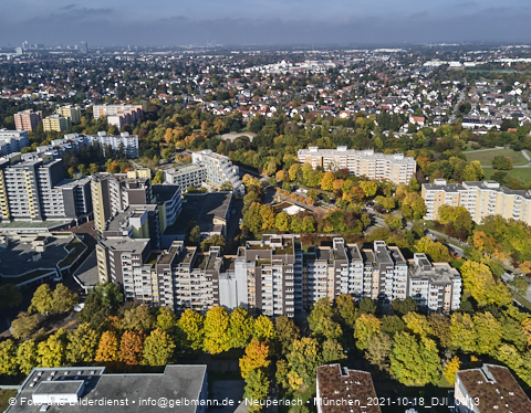 18.10.2021 - Marx-Zentrum, Studentenwohnheim und Wohnanlage Karl-Marx-Ring 52-62 und KMR 53-57c