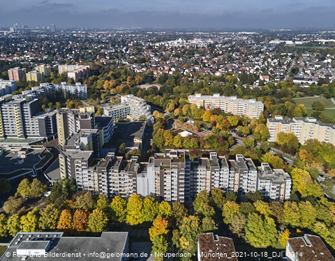 18.10.2021 - Marx-Zentrum, Studentenwohnheim und Wohnanlage Karl-Marx-Ring 52-62 und KMR 53-57c