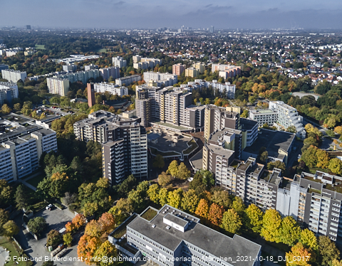 18.10.2021 - Marx-Zentrum, Studentenwohnheim und Wohnanlage Karl-Marx-Ring 52-62 und KMR 53-57c