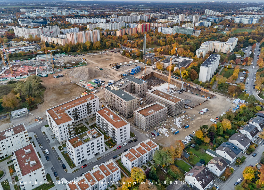 26.10.2021 - Kranaufbau im Alexisquartier in Neuperlach