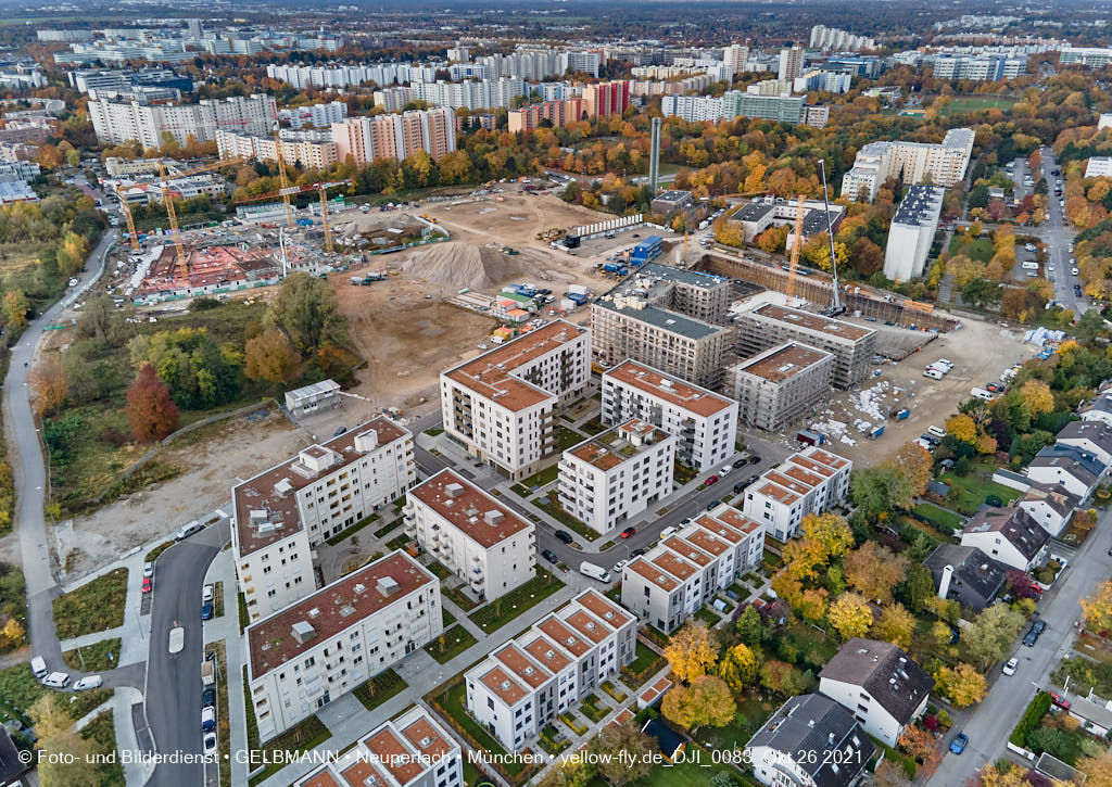26.10.2021 - Kranaufbau im Alexisquartier in Neuperlach