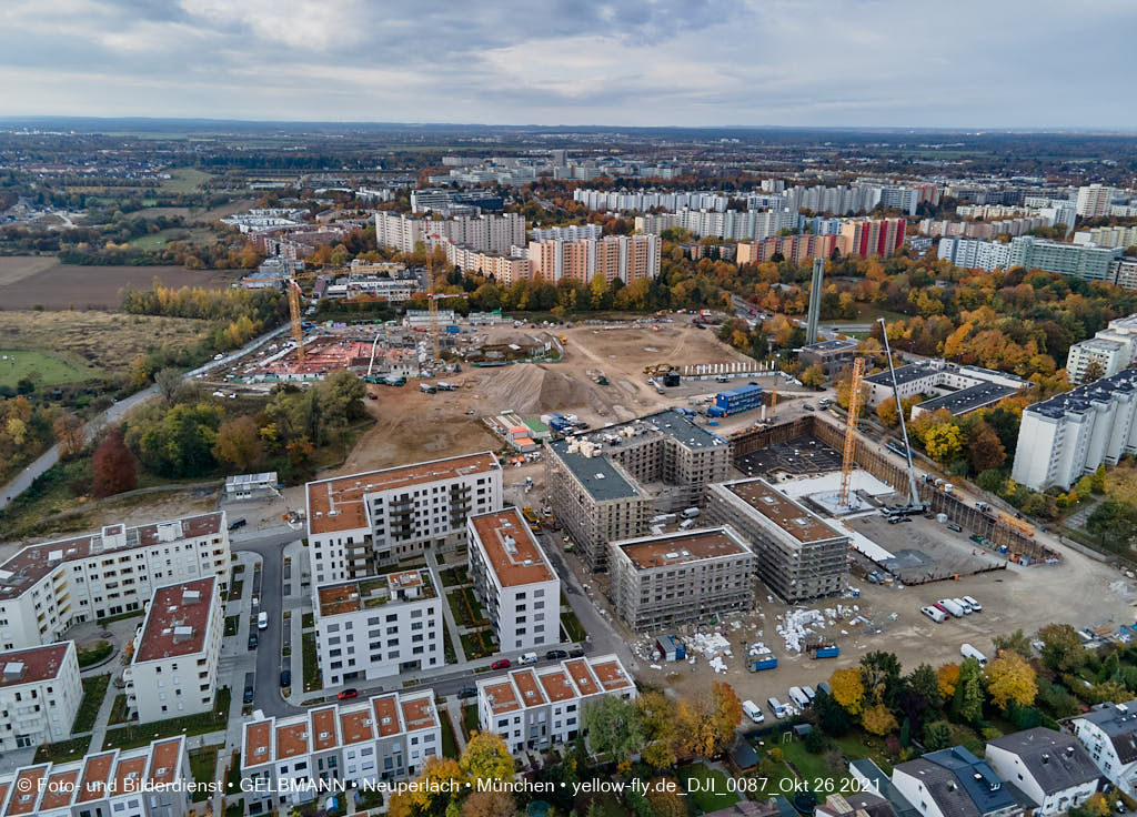 26.10.2021 - Kranaufbau im Alexisquartier in Neuperlach