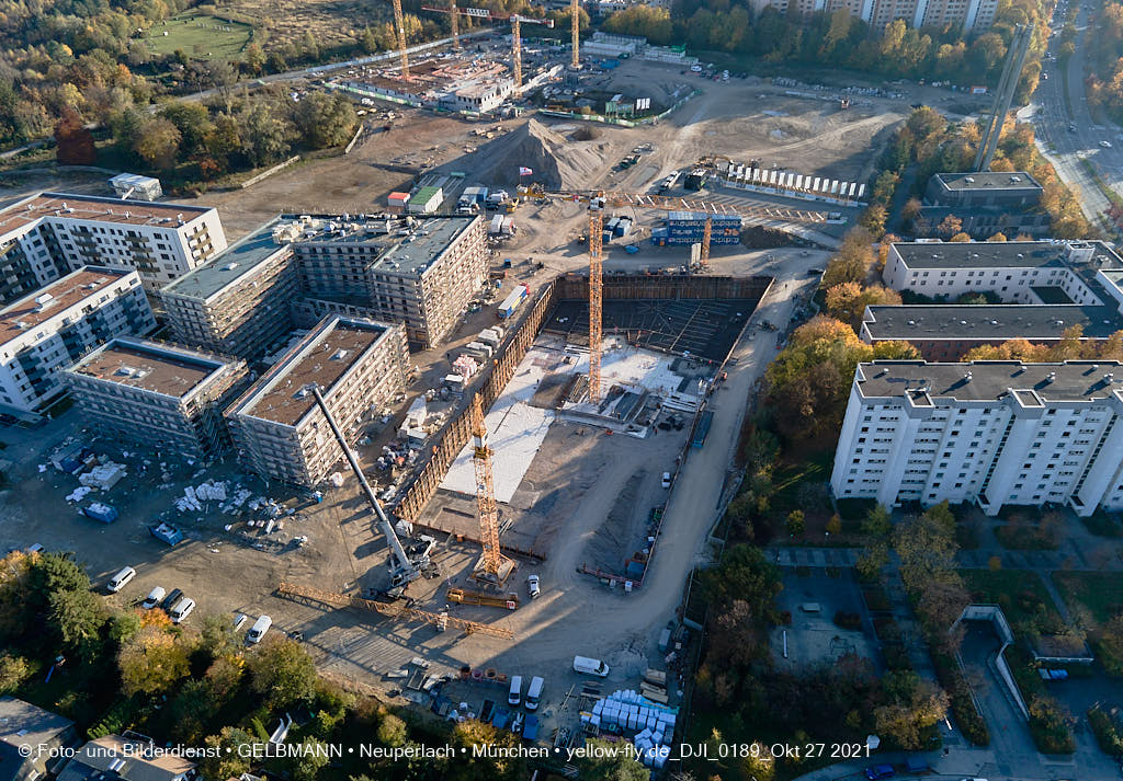 27.10.2021 - Kranaufbau im Alexisquartier in Neuperlach