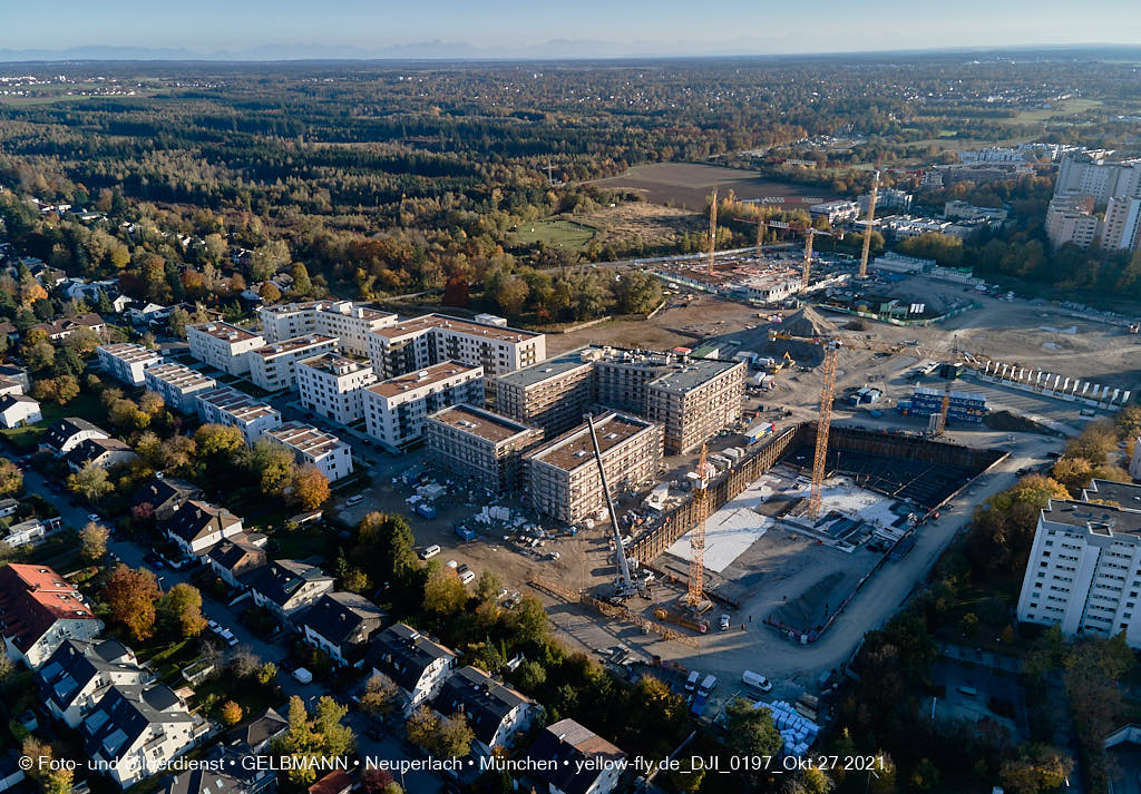 27.10.2021 - Kranaufbau im Alexisquartier in Neuperlach