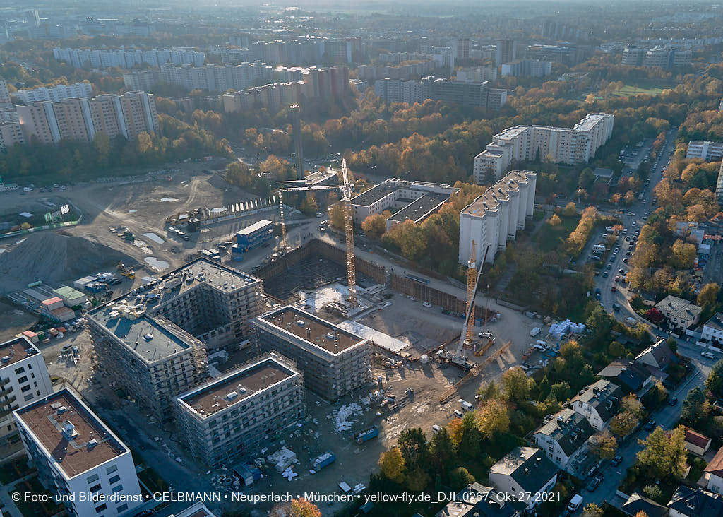 27.10.2021 - Kranaufbau im Alexisquartier in Neuperlach