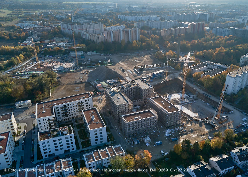 27.10.2021 - Kranaufbau im Alexisquartier in Neuperlach