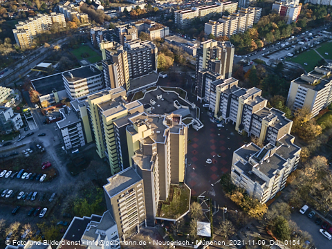 09.11.2021 - Marx-Zentrum, Studentenwohnheim und Wohnanlage Karl-Marx-Ring 52-62 und KMR 53-57c