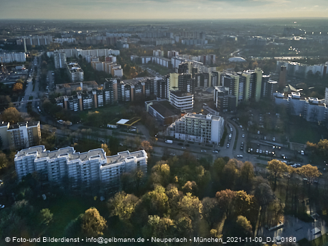 09.11.2021 - Marx-Zentrum, Studentenwohnheim und Wohnanlage Karl-Marx-Ring 52-62 und KMR 53-57c