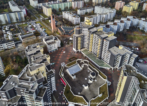 19.11.2021 - Marx-Zentrum, Studentenwohnheim und Wohnanlage Karl-Marx-Ring 52-62 und KMR 53-57c