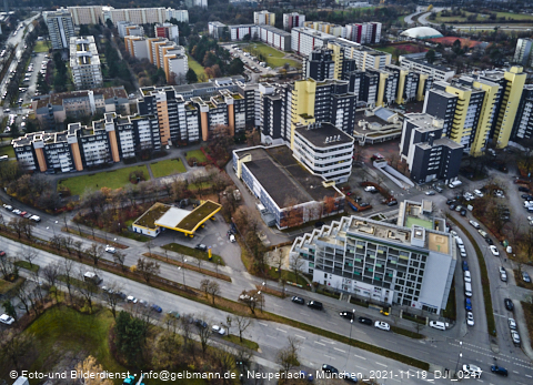 19.11.2021 - Marx-Zentrum, Studentenwohnheim und Wohnanlage Karl-Marx-Ring 52-62 und KMR 53-57c