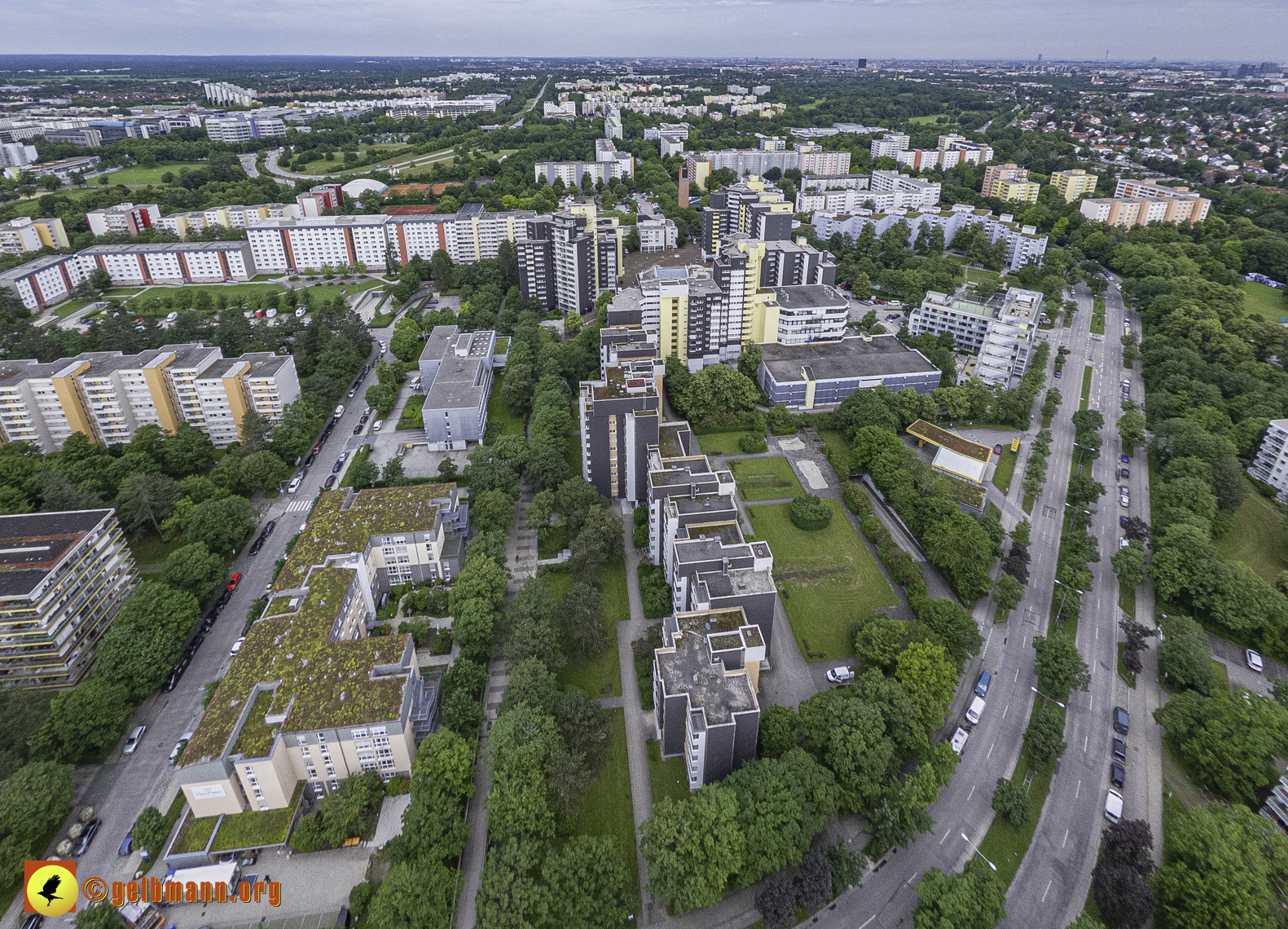 06.06.2024 - Luftbilder der Wohnanlage am Karl-Marx-Ring 52-62 und dem Marx-Zentrum in Neuperlach