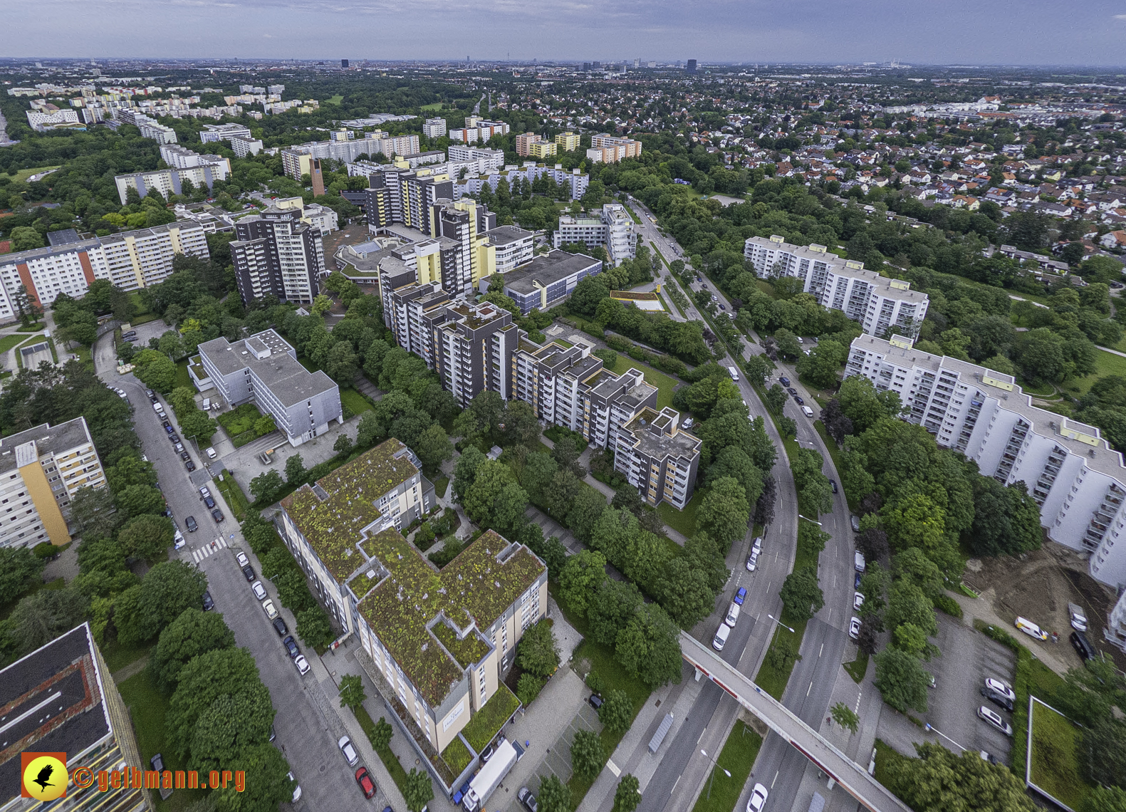 06.06.2024 - Luftbilder der Wohnanlage am Karl-Marx-Ring 52-62 und dem Marx-Zentrum in Neuperlach