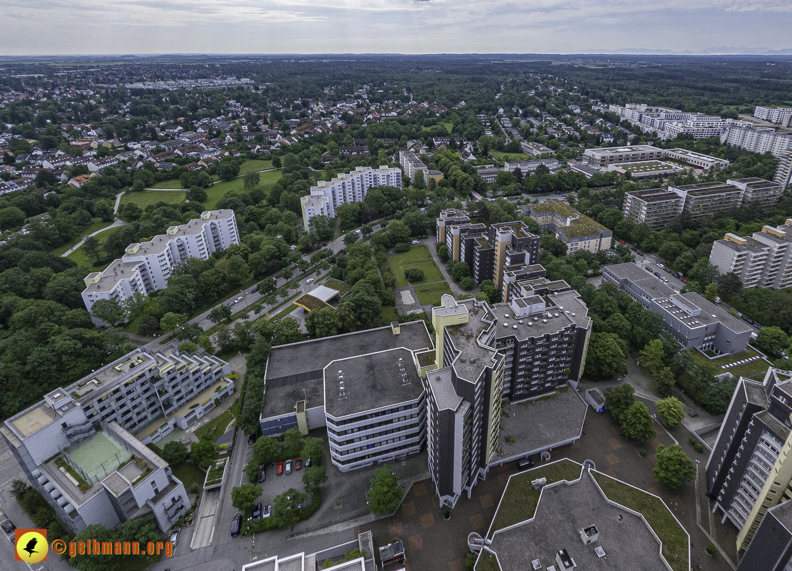 06.06.2024 - Luftbilder der Wohnanlage am Karl-Marx-Ring 52-62 und dem Marx-Zentrum in Neuperlach