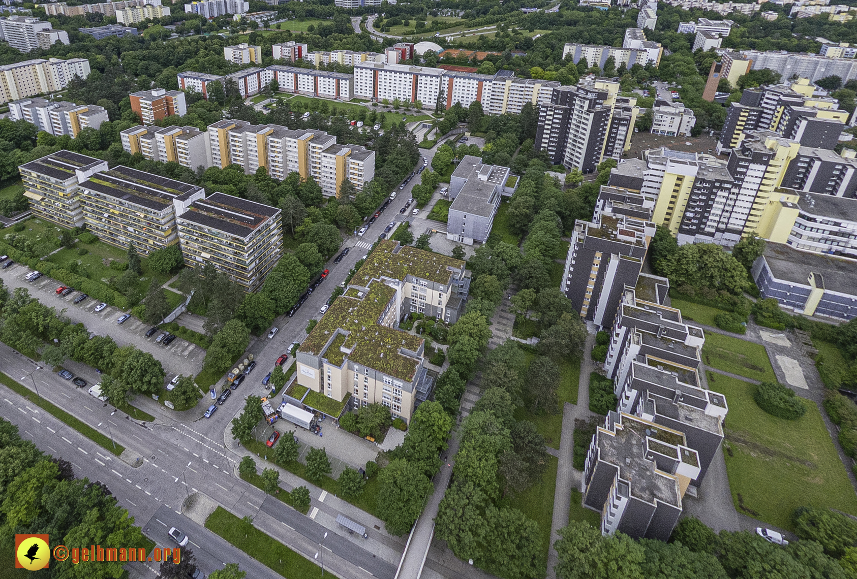 06.06.2024 - Luftbilder der Wohnanlage am Karl-Marx-Ring 52-62 und dem Marx-Zentrum in Neuperlach