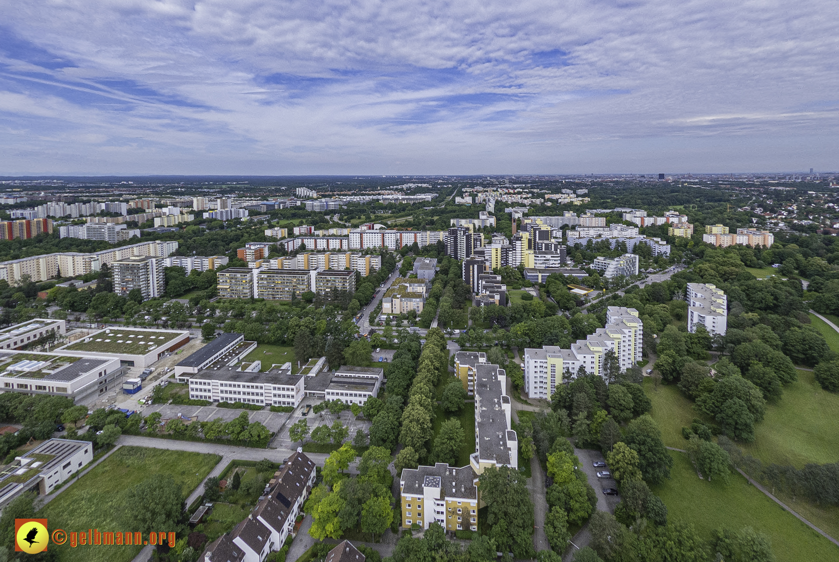 06.06.2024 - Luftbilder der Wohnanlage am Karl-Marx-Ring 52-62 und dem Marx-Zentrum in Neuperlach