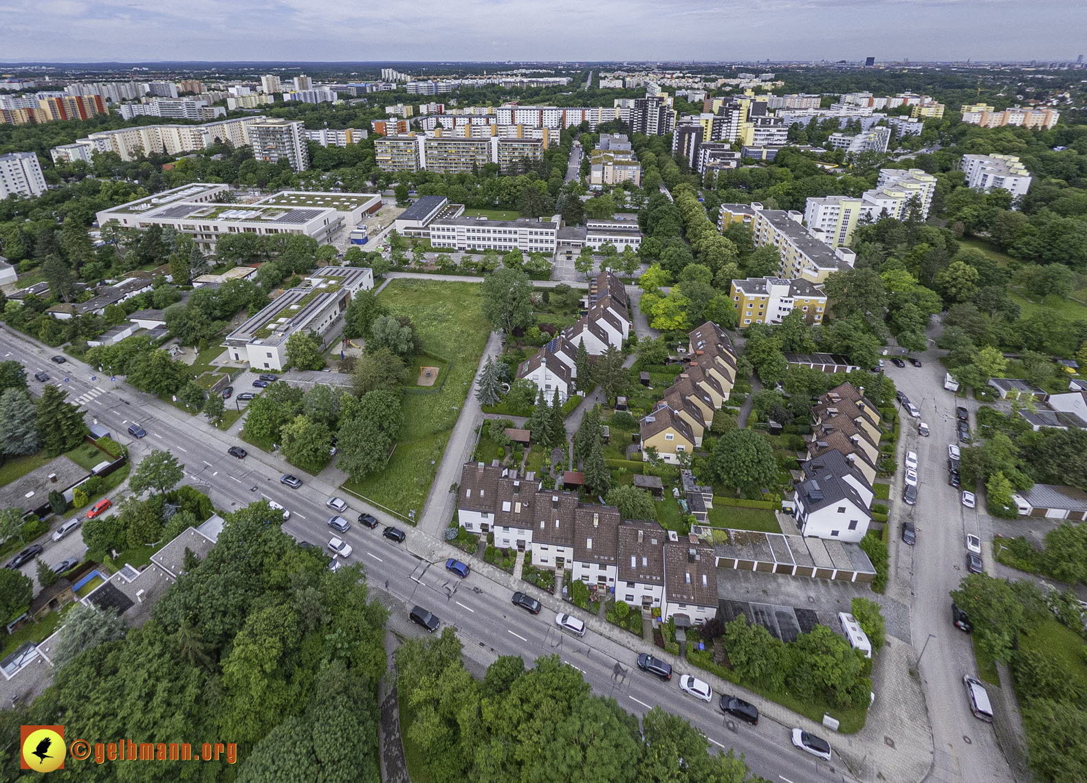 06.06.2024 - Luftbilder der Wohnanlage am Karl-Marx-Ring 52-62 und dem Marx-Zentrum in Neuperlach