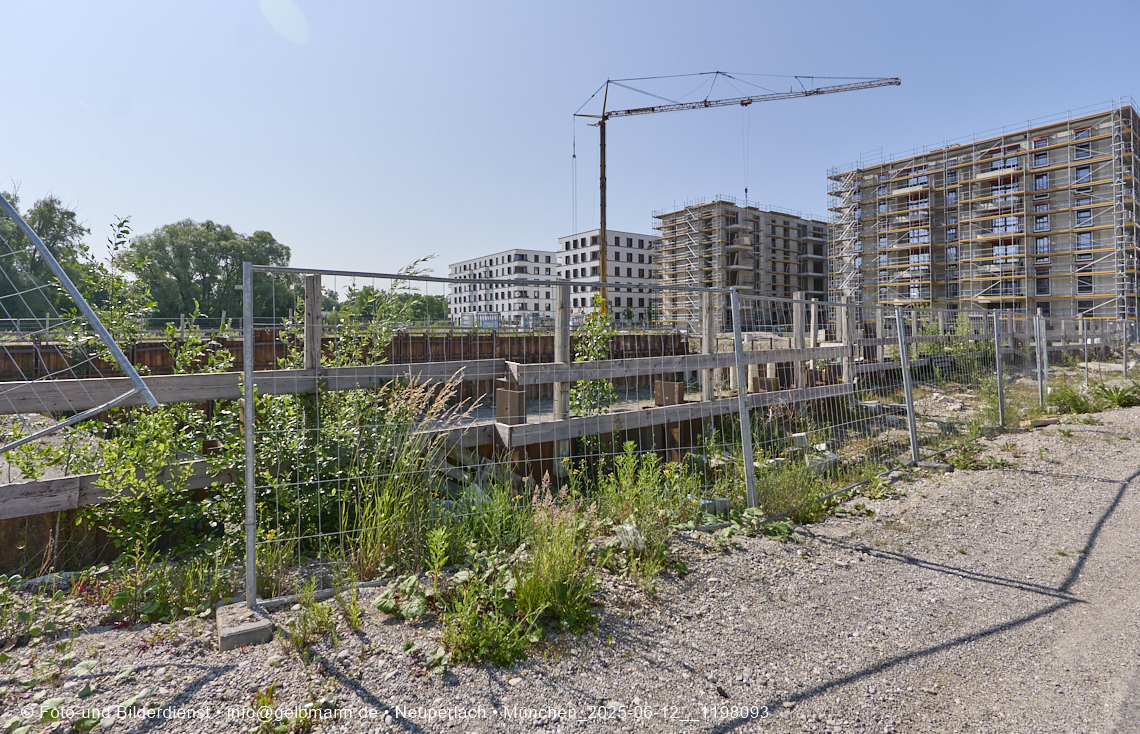 12.06.2025 - Alexisquartier_mit_Wohnanlage Karl-Marx-Ring 52-62 und das Marx-Zentrum in Neuperlach