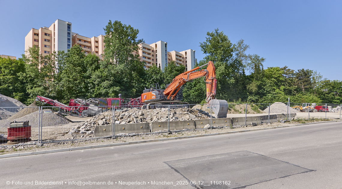12.06.2025 - Alexisquartier_mit_Wohnanlage Karl-Marx-Ring 52-62 und das Marx-Zentrum in Neuperlach