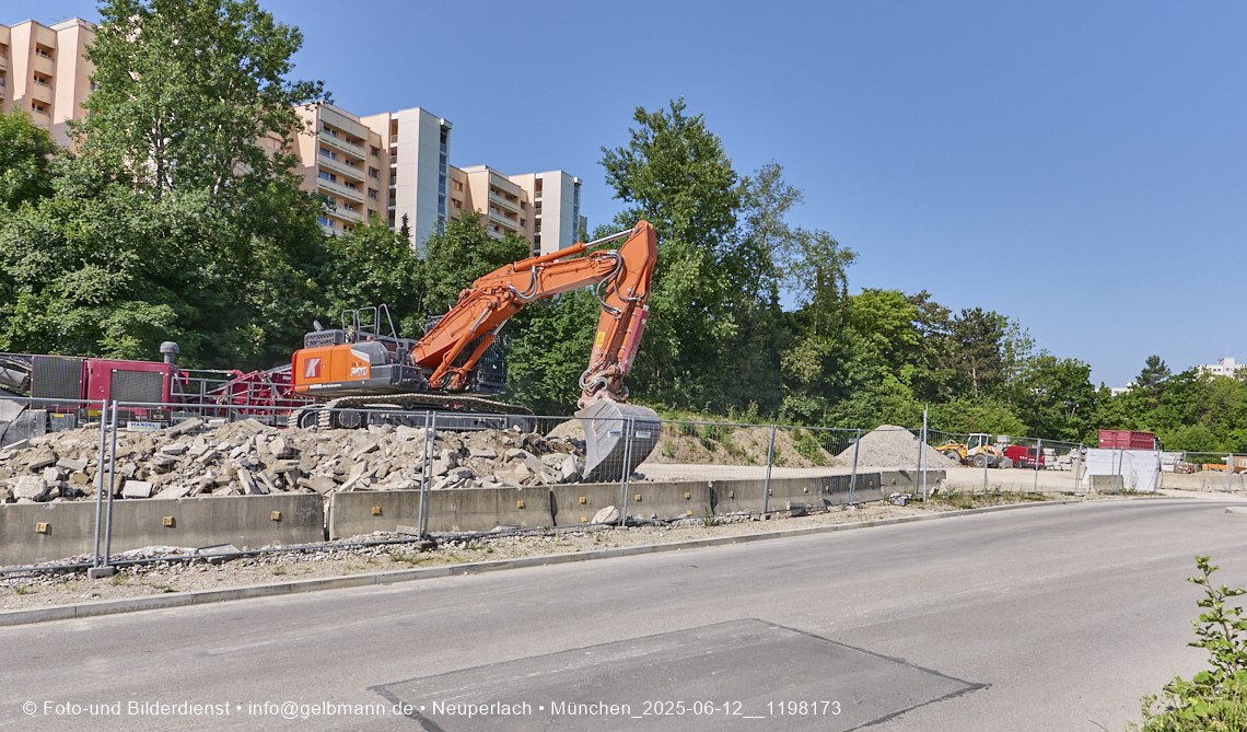 12.06.2025 - Alexisquartier_mit_Wohnanlage Karl-Marx-Ring 52-62 und das Marx-Zentrum in Neuperlach