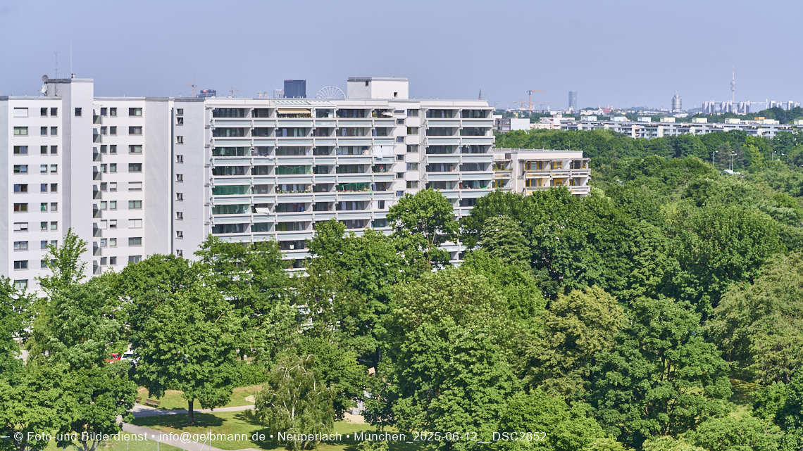 12.06.2025 - Alexisquartier_mit_Wohnanlage Karl-Marx-Ring 52-62 und das Marx-Zentrum in Neuperlach