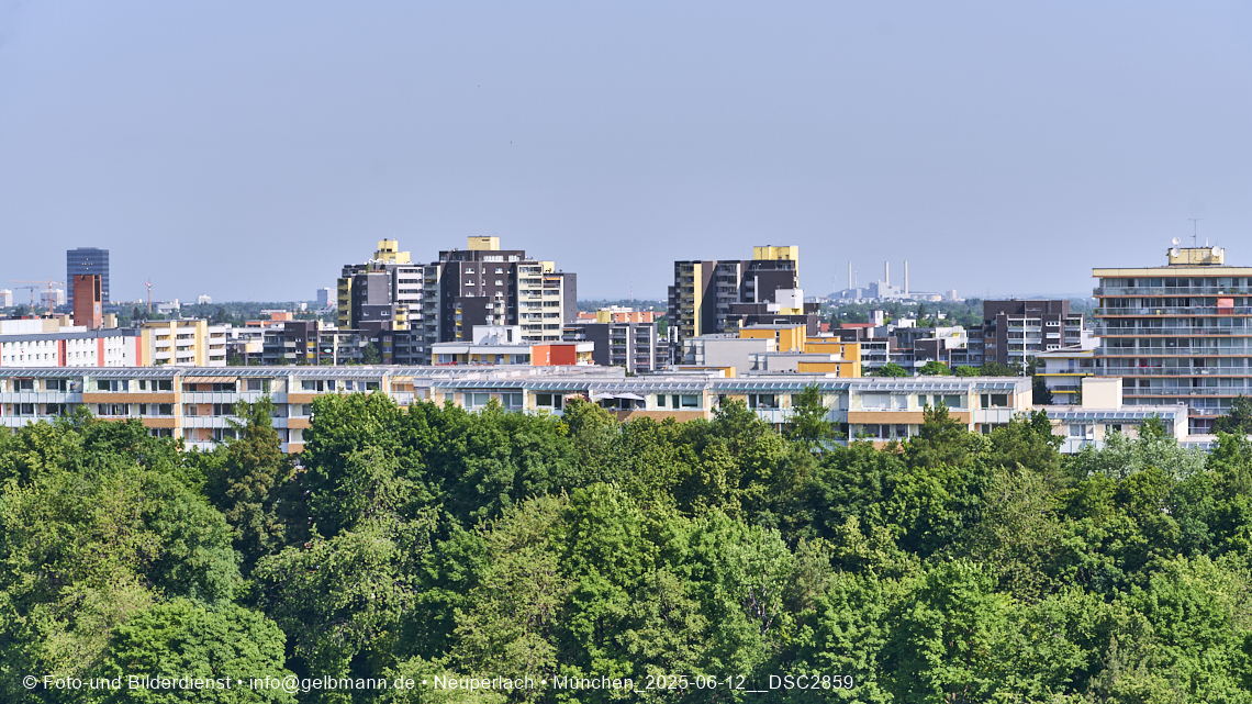 12.06.2025 - Alexisquartier_mit_Wohnanlage Karl-Marx-Ring 52-62 und das Marx-Zentrum in Neuperlach