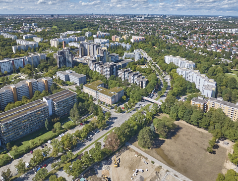 03.09.2025 - Luftbilder vom Marx-Zentrum und Wohnanalge am Karl-Marx-Ring 52-62 in Neuperlach