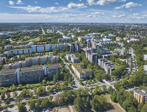 03.09.2025 - Luftbilder vom Marx-Zentrum und Wohnanalge am Karl-Marx-Ring 52-62 in Neuperlach
