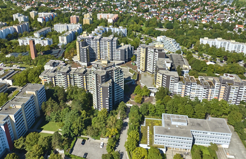 03.09.2025 - Luftbilder vom Marx-Zentrum und Wohnanalge am Karl-Marx-Ring 52-62 in Neuperlach