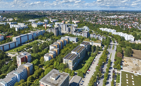 03.09.2025 - Luftbilder vom Marx-Zentrum und Wohnanalge am Karl-Marx-Ring 52-62 in Neuperlach