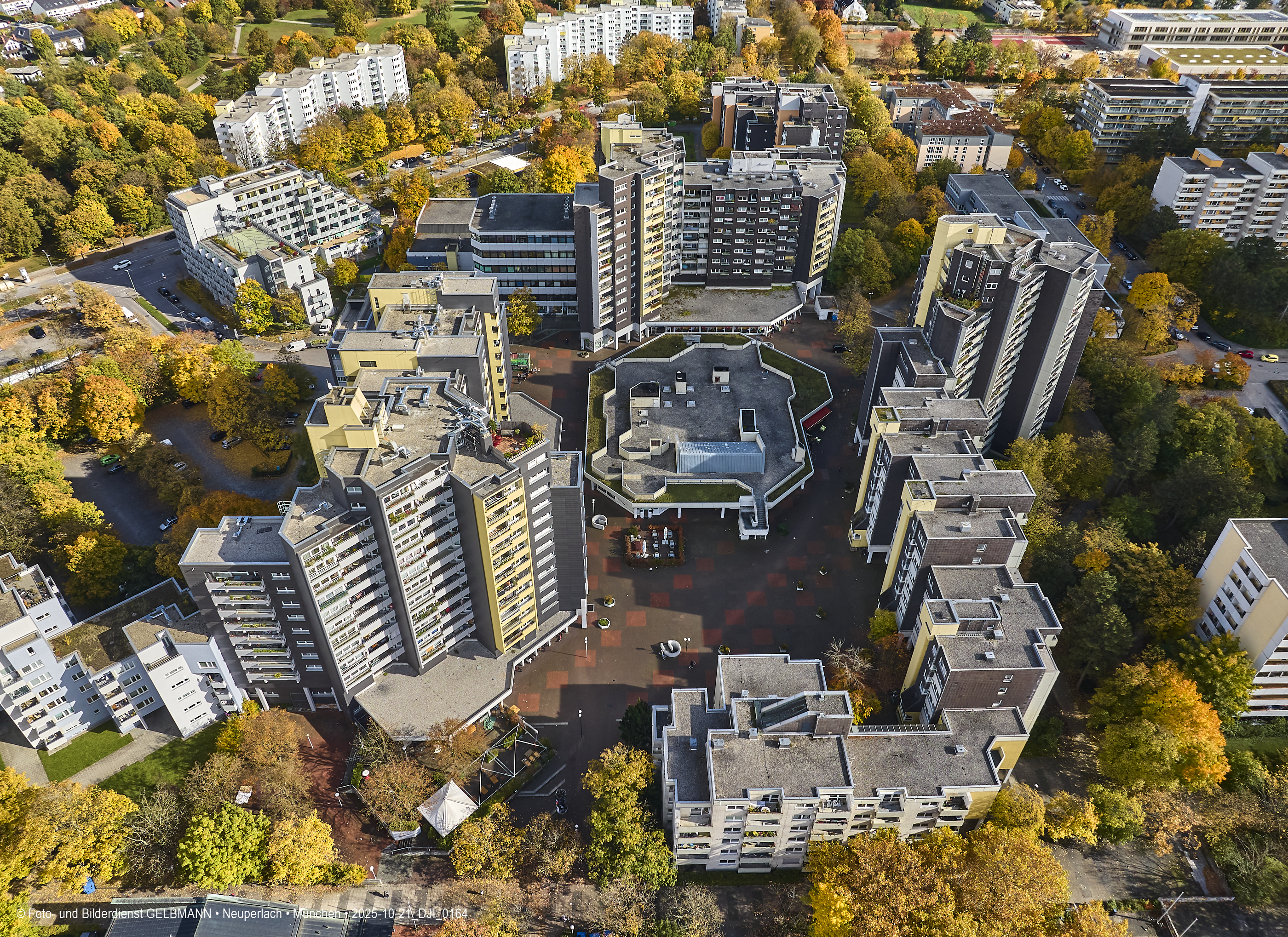 21.10.2025 - Marx-Zentrum und Karl-Marx-Ring 52-62 mit Umgebung in Neuperlach